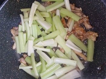 step9: 加入西芹炒勻