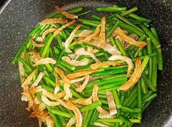 step10: 加入蝦乾、尤魚乾、菜脯