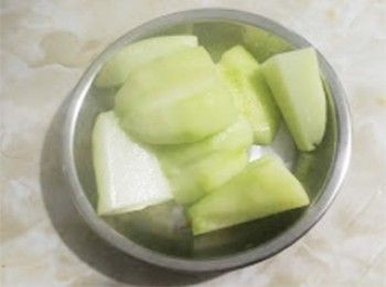 step3: 合掌瓜刮皮去核，切件