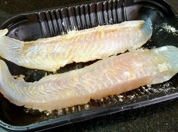 step9: 將龍脷柳用廚紙吸乾水份 , 用雞粉 , 胡椒粉 , 糖 , 醃10 分鐘 .