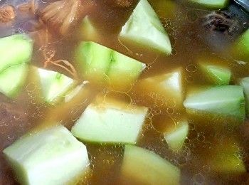 step13: 再將佛手瓜放入滾多 30 分鐘 , 熄火焗 30 分鐘 , 飲用前大火滾起 , 少許鹽調味 , 完成