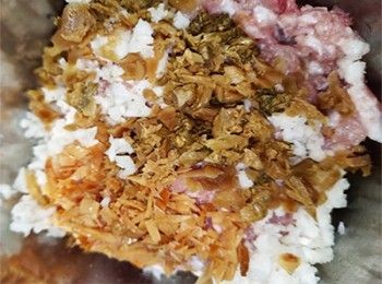 step4: 分別渣乾水份，切碎，放入豬肉內