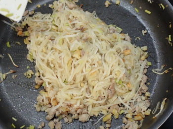 step2: 加油炒豬肉碎、蝦米粒、蘿蔔絲和芹菜，炒至蘿蔔絲透明，加調味料翻炒一下，試一試味