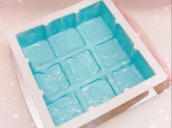 step10: 先在模具均勻的塗上一層朱古力溶液，放進雪櫃冷藏約10-15分鐘至凝固（必需待完全凝固，才可再塗第2層） 2. 最後，塗上第2層朱古力溶液，再放進雪櫃冷藏至凝固，備用