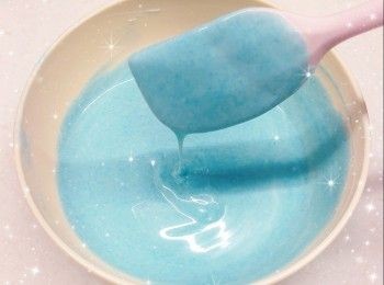 step9: <span class="group_3">朱古力脆皮外層</span>： 1. 將白朱古力用熱水坐溶（亦可用微波爐加熱1.5分鐘成朱古力醬；朱古力加熱不可超過50°，否則會變質而失去光澤） 2. 再將適量的藍色食用色素加入已坐溶的白朱古力醬中，攪拌至完全均勻