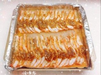 step4: 將蝦排好放在粉絲上，然後均勻的放上已調味的蒜蓉