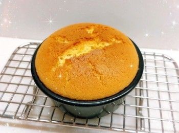 step16: 先在漢堡包底部圍邊唧出蔬菜葉子用的奶油霜唧花裝飾 2. 然後舖上漢堡扒，圍邊唧出芝士芥末醬用的芝士淋醬半滴落裝飾和蔬菜葉子用的奶油霜唧花裝飾，再按個人喜好隨意唧出番茄用的忌廉唧花裝飾 3. 最後放上漢堡包面，隨意放上適量的朱古力白芝麻作裝飾