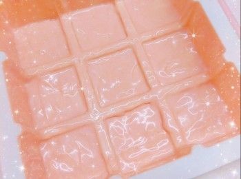 step6: <span class="group_2">朱古力脆皮外層</span>： 1. 將白朱古力用熱水坐溶（亦可用微波爐加熱1.5分鐘成朱古力醬；朱古力加熱不可超過50°，否則會變質而失去光澤） 2. 再將適量的紅色食用色素加入已坐溶的白朱古力醬中，攪拌至完全均勻 3. 先在模具均勻的塗上一層朱古力溶液，放進雪櫃冷藏約10-15分鐘至凝固（必需待完全凝固，才可再塗第2層） 4. 最後，塗上第2層朱古力溶液，再放進雪櫃冷藏至凝固，備用