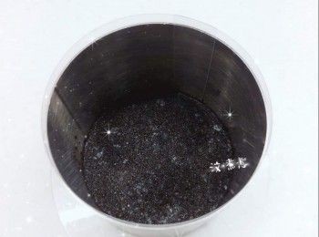 step5: 然後倒在已凝結成形的<span class="group_2">餅底</span>上，再輕輕搖晃使慕絲表面平整／用抹刀抹平表面 2. 蓋上保鮮紙，放進雪櫃冷藏至少3小時至凝固 3. 食用前從雪櫃取出，用熱毛巾包圍蛋糕模外圍約30秒（令蛋糕外圍軟化），即可輕易將蛋糕脫模