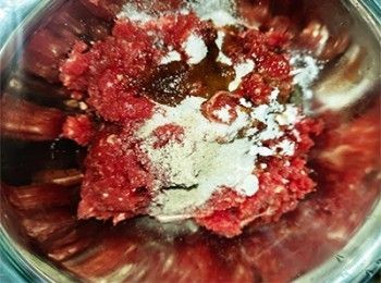 step3: 牛肉加入<span class="group_2">醃料</span>醃15分鐘