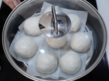 step5: 水煮沸計時，中火蒸12分鐘