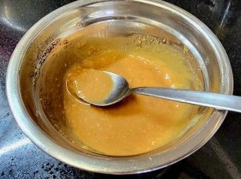 step4: 味噌 - 味噌用黃酒 ,  1 茶匙糖 , 麻油稀釋攪拌好備用 .