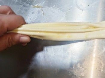 step12: 另一隻手揸成皺接，邊拉邊摺