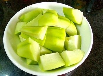 step2: 佛手瓜 , 佛手瓜去皮切件 .