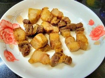 step8: 放涼後切件 , 將腩肉煎至金黃色上碟備用 .