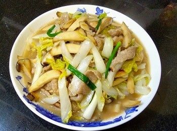 step9: 燒紅油鑊大火將菇條煎至金黃色上碟 , ( 菇類最好用猛火煎或先出水 , 可減低在烹煮時增加水份 )
再大起鑊放入豬頸肉 , 先不要炒動稍為煎一陣 , 再放入蒜頭 , 乾蔥 , 贊少許黃酒兜炒至半熟甘碟 , ( 如豬頸肉太多水份 , 先用廚紙吸乾水份才入鑊 )
再起鑊爆香蒜頭 , 乾蔥 , 薑片放入娃娃菜 , 少許糖 , 鹽贊少許黃酒兜炒至少許軟身 , 加少許水蓋好焗煮約 1-2 分鐘 , 再將菇條 , 豬頸肉回鑊兜炒 , 開始收汁再倒入生粉水埋芡 , 少許麻油 , 放入蔥段稍為兜炒上碟 , 完成 .