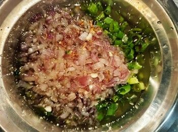 step8: 趁熱灒入蔥花內