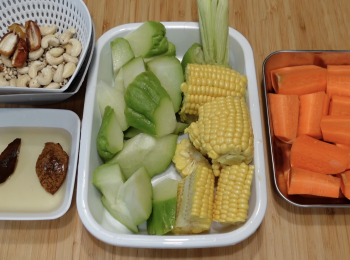 step1: 生熟薏米、腰果和椰棗用水洗乾淨，用水浸泡，椰棗浸泡10分鐘，生熟薏米和腰果浸泡30分鐘；陳皮洗淨
浸軟，保留浸陳皮的水；合掌瓜刷洗乾淨，切塊；粟米洗淨、切塊；粟米鬚用粟米衣用水洗乾淨，綁起來；甘筍洗淨、削皮、切塊