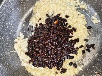 step5: 加入豆豉炒香