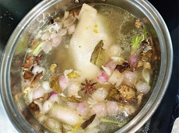 step8: 把雞放入，待水滾起