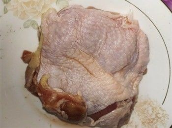 step1: <a href="https://bit.ly/2ZxapeY" target="_blank" data-keyword="雞扒" class="guide-link"><strong>雞扒</strong></a> <span style="display:inline-block;vertical-align:middle;margin-top:-3px;color:initial;border-radius:3px;padding:2px 3px;font-size:12px;line-height:14px;background:#87d300;color:#fff;">即買</span> 加入<span class="group_2">醃料</span>醃2小時