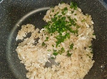 step7: 加入蛋白及蔥花拌勻