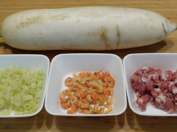 step1: 醃豬肉碎；白蘿蔔用水洗乾淨，削皮，刨絲，加鹽，放置30分鐘令蘿蔔絲出水，倒掉蘿蔔水；蝦米用水洗乾淨，浸泡15分鐘，切粒；芹菜用水洗乾淨，切粒