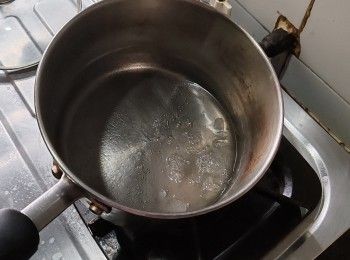step2: 將水，冰糖，砂糖倒入鍋肉拌勻后開火以中小火慢煮溶加入幾滴醋（后不許攪拌）靜待糖溫升到140-150度微奕焦糖包後滴上冰水上看看能否立刻結成脆結晶體