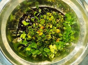 step6: 蔥花加入甜豉油(可用普通甜豉油)