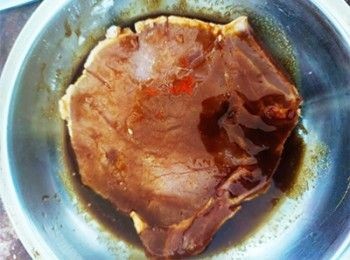 step2: 放入豬扒醃20分鐘