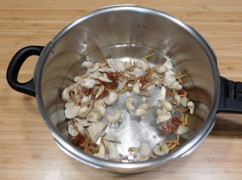 step3: 將所有材料放入壓力鍋，大火煮至看到第二條壓力線，轉小火煮10分鐘，解壓後開蓋大火煲5分鐘；如果用一般鍋具，增加水量，大火煮沸後，轉小火後煮1小時