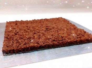 step4: 先在蛋糕模具鋪上牛油紙，再將<span class="group_1">朱古力脆脆</span>倒在已鋪牛油紙的蛋糕模具上，攤平壓實，放進雪櫃冷藏30分鐘至凝結，備用