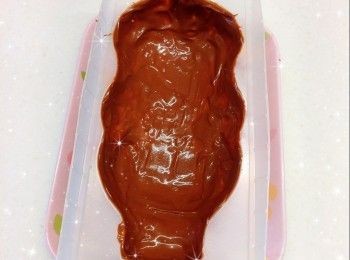 step5: 最後，塗上第2層黑朱古力溶液（52 g），再放進雪櫃冷藏至凝固，備用