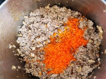 step5: 炒至8成熟，加入甘筍粒