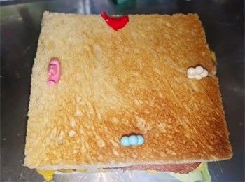 step8: 每邊中間位置插上牙簽