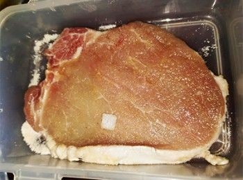 step1: 豬扒加入醃料