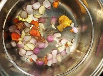 step4: 爆香乾蔥、蒜頭、薑片、南薑、黃薑