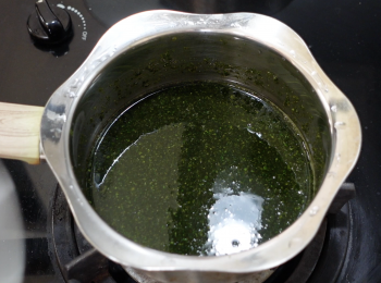 step2: 小火煮滾，加白糖/片糖煮溶，片糖最好先敲成小塊，煮雞屎藤液煮滾後，開蓋小火煮5分鐘，讓多餘水份蒸發