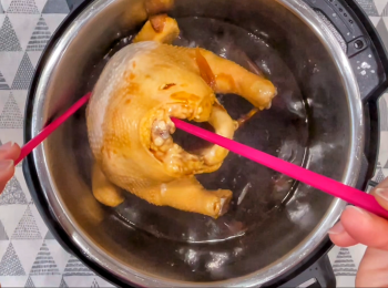 step5: 用筷子頭尾插入雞腔放雞入鍋，前後浪幾下。
反轉雞，再前後浪幾下。
上蓋，關火，轉保溫模式，<a href="https://bit.ly/3EZL8dD" target="_blank" data-keyword="雞胸" class="guide-link"><strong>雞胸</strong></a> <span style="display:inline-block;vertical-align:middle;margin-top:-3px;color:initial;border-radius:3px;padding:2px 3px;font-size:12px;line-height:14px;background:#87d300;color:#fff;">即買</span> 向下，浸雞15分鐘。