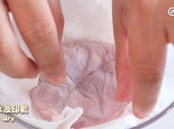 step6: 瘦肉片及豬膶片瀝水及印乾
Drain the sliced lean pork and pig liver and pat dry