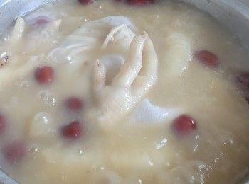 step14: 大火滾起轉中細火滾 1 小時 , 將鳳爪 , 花膠取出預備攸另一餸菜 .