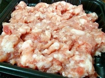 step4: 攪碎豬肉 , 將攪碎豬肉用胡椒粉, 糖 , 生粉 , 鹽少許水撈好.