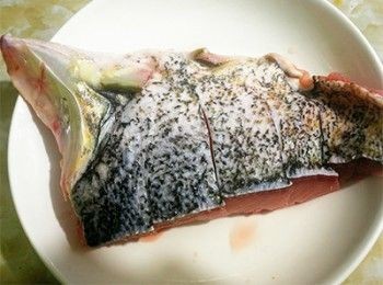 step1: 鯇魚洗淨，厚身位置用刀界開幾刀