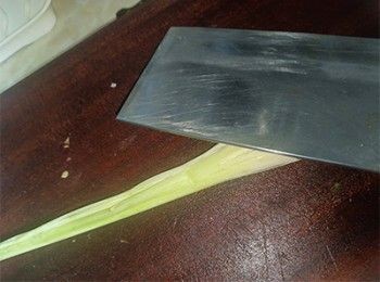 step1: <span class="group_1">香茅酸辣汁</span> 香茅拍散切碎