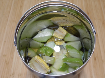 step2: 將所有材料放入真空鍋，加水，大火煲滾，轉小火煲15分鐘