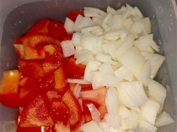 step2: 蕃茄、洋蔥切小