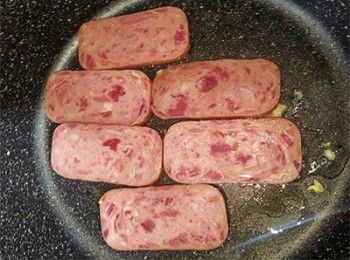 step3: 午餐肉煎至兩面金黃