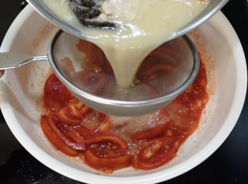 step3: 白鑊炒一炒蕃茄，蓋蓋小火煮3-4分鐘，開蓋炒一炒
轉中火，加入過篩的魚湯