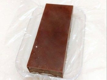 step2: <span class="group_1">朱古力流心餡</span>： 1. 將黑朱古力用熱水坐溶（亦可用微波爐加熱1.5分鐘成朱古力醬；朱古力加熱不可超過50°，否則會變質而失去光澤） 2. 鮮奶用微波爐加熱10秒至微暖，加入黑朱古力醬，拌勻至黑朱古力滑身（呈令面），放涼至微暖 3. 將<span class="group_1">朱古力流心餡</span>加入唧袋，封口 4. 然後，唧入模具中（10×4×2 cm長方體模），放進冰格冷凍，備用