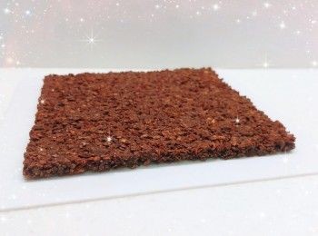 step4: 先在蛋糕模具鋪上牛油紙，再將<span class="group_1">朱古力脆脆</span>倒在已鋪牛油紙的蛋糕模具上，攤平壓實，放進雪櫃冷藏30分鐘至凝結，備用